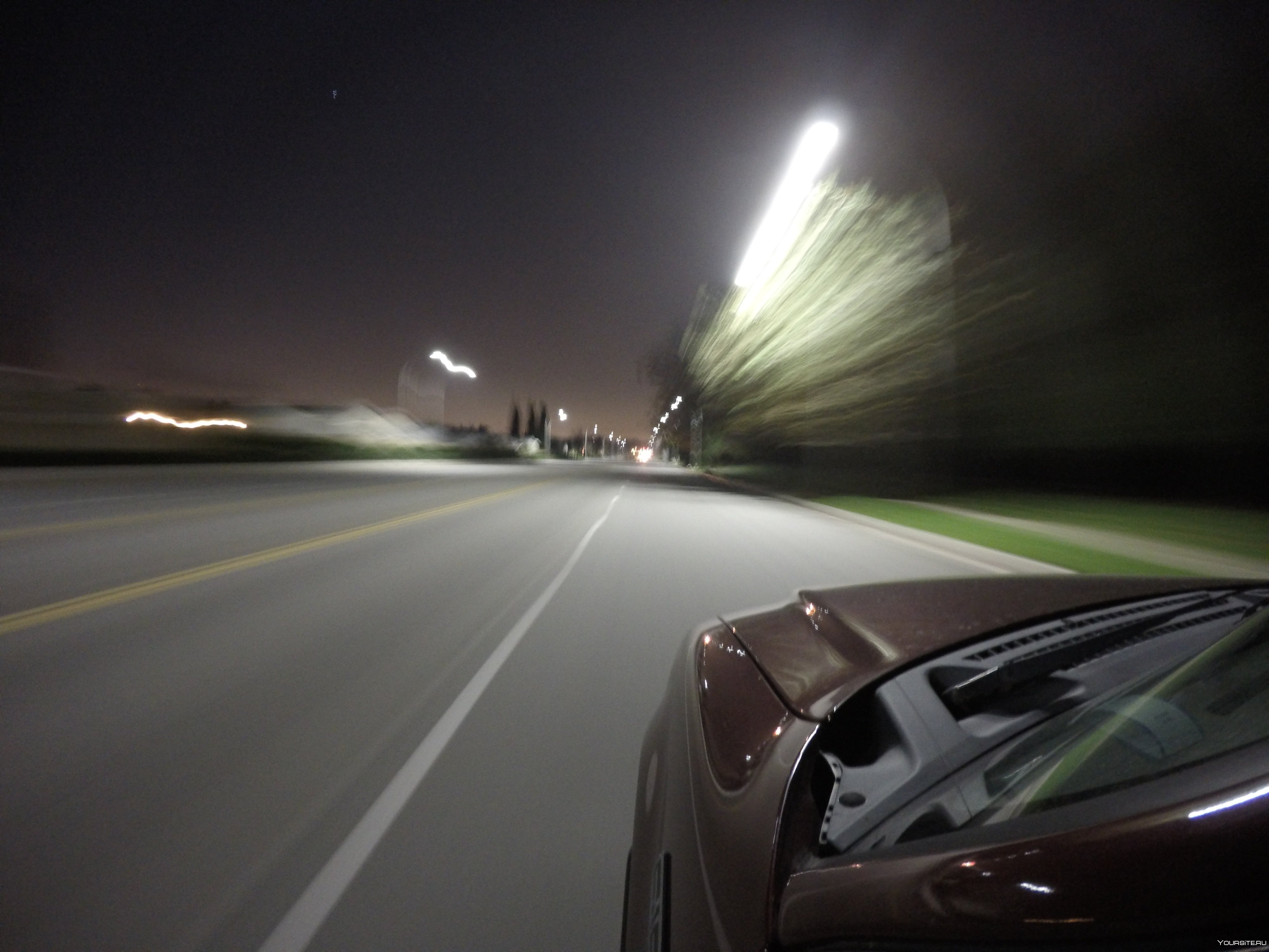 Размытая реальность. Машина ночью. Ночь трасса машина. Дорога ночью. Автомобиль в движении.