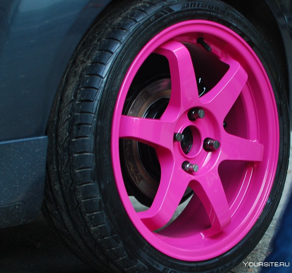 Розовые диски на белой машине