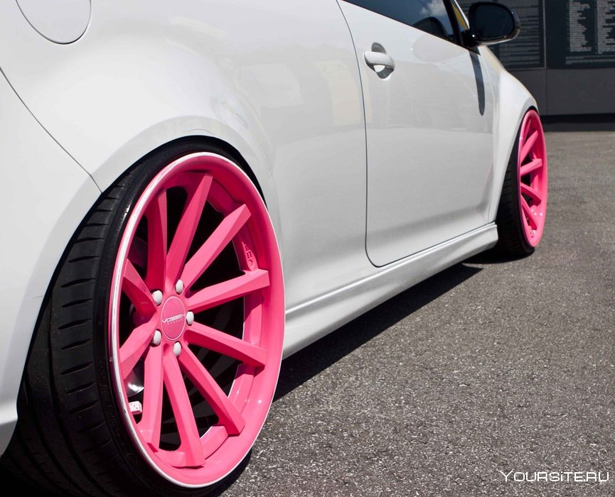 Розовые диски на белой машине