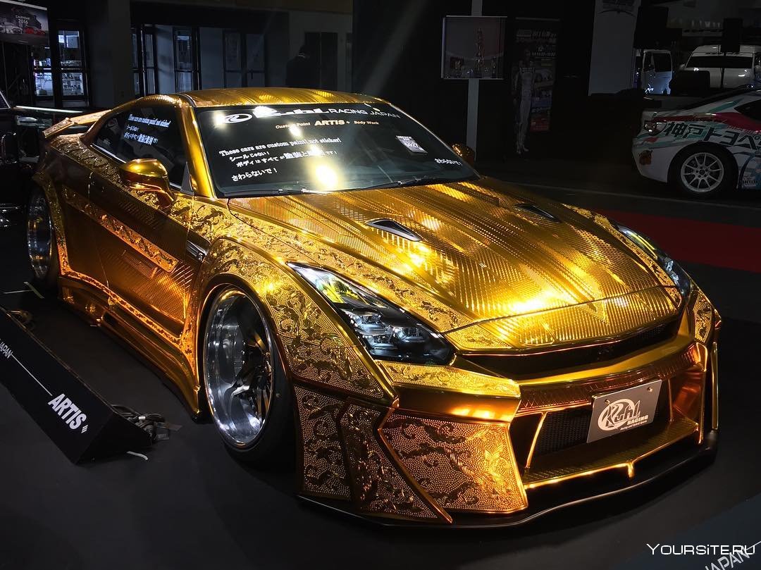 Золотой Nissan GTR Kuhl Racing