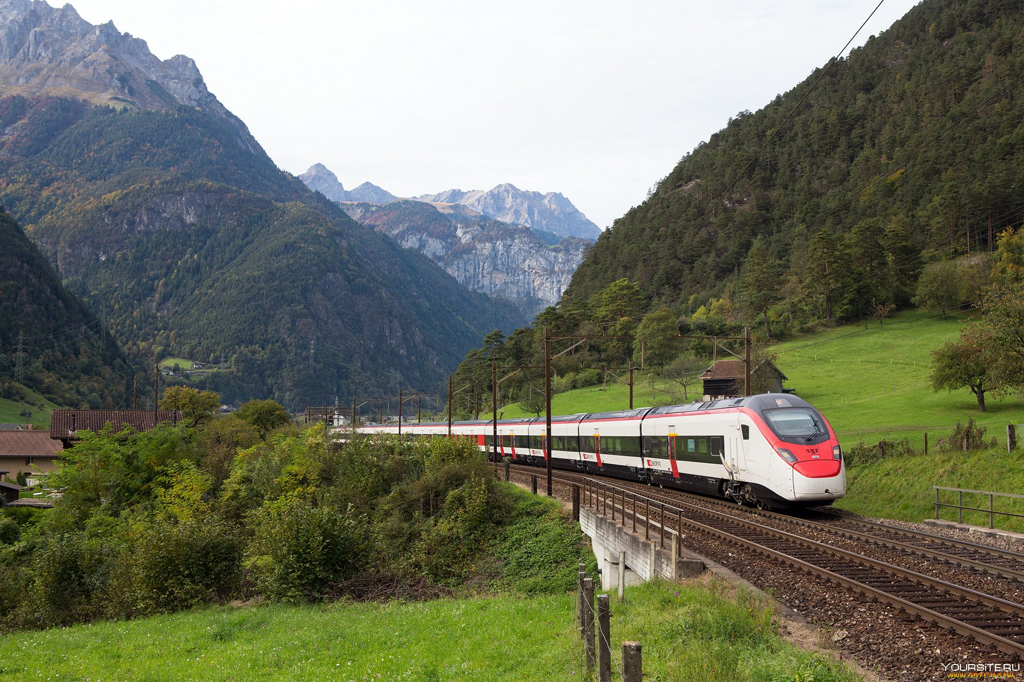 Поезд. Швейцария озеро с Локомотив поезд. Калимантан поезда. Красивые пассажирские поезда. Современные поезда и горы.