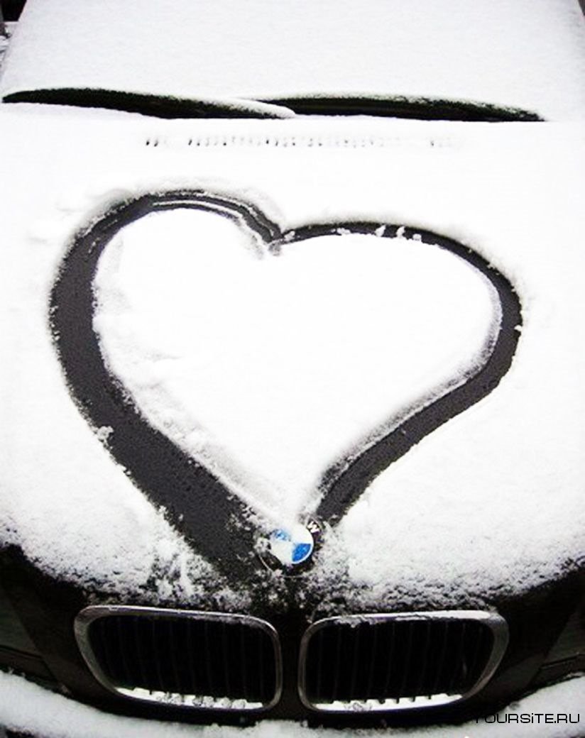Сердце на снегу на машине