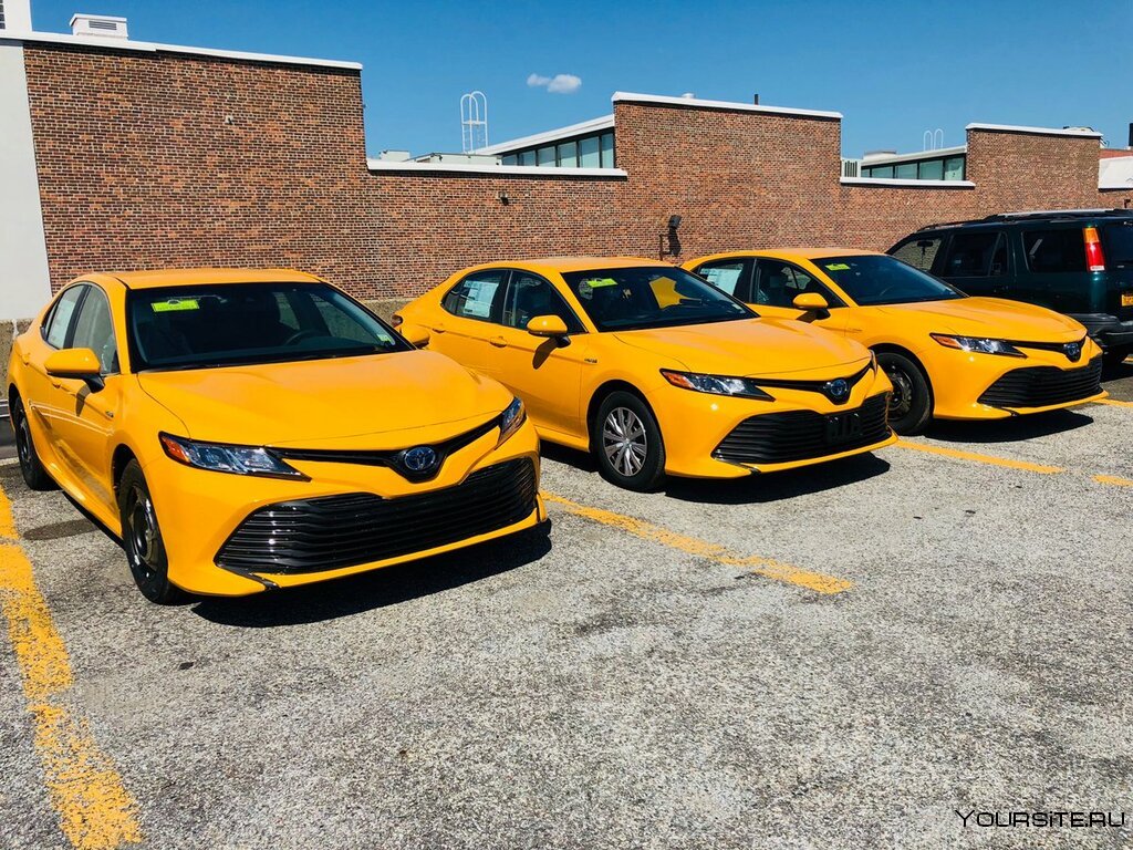 Toyota Camry желтая