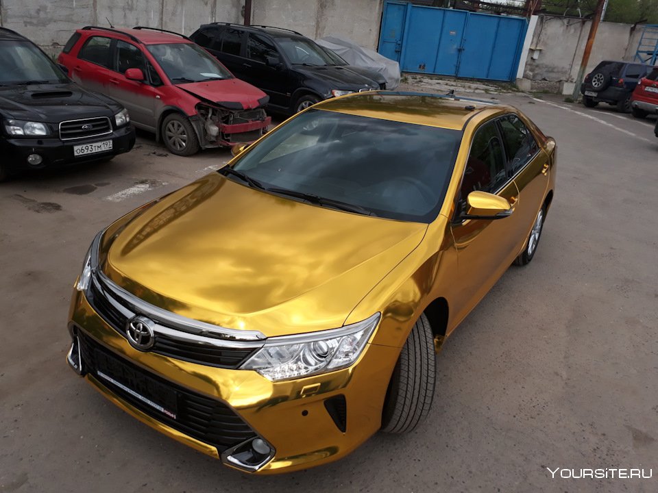 Toyota Camry желтая