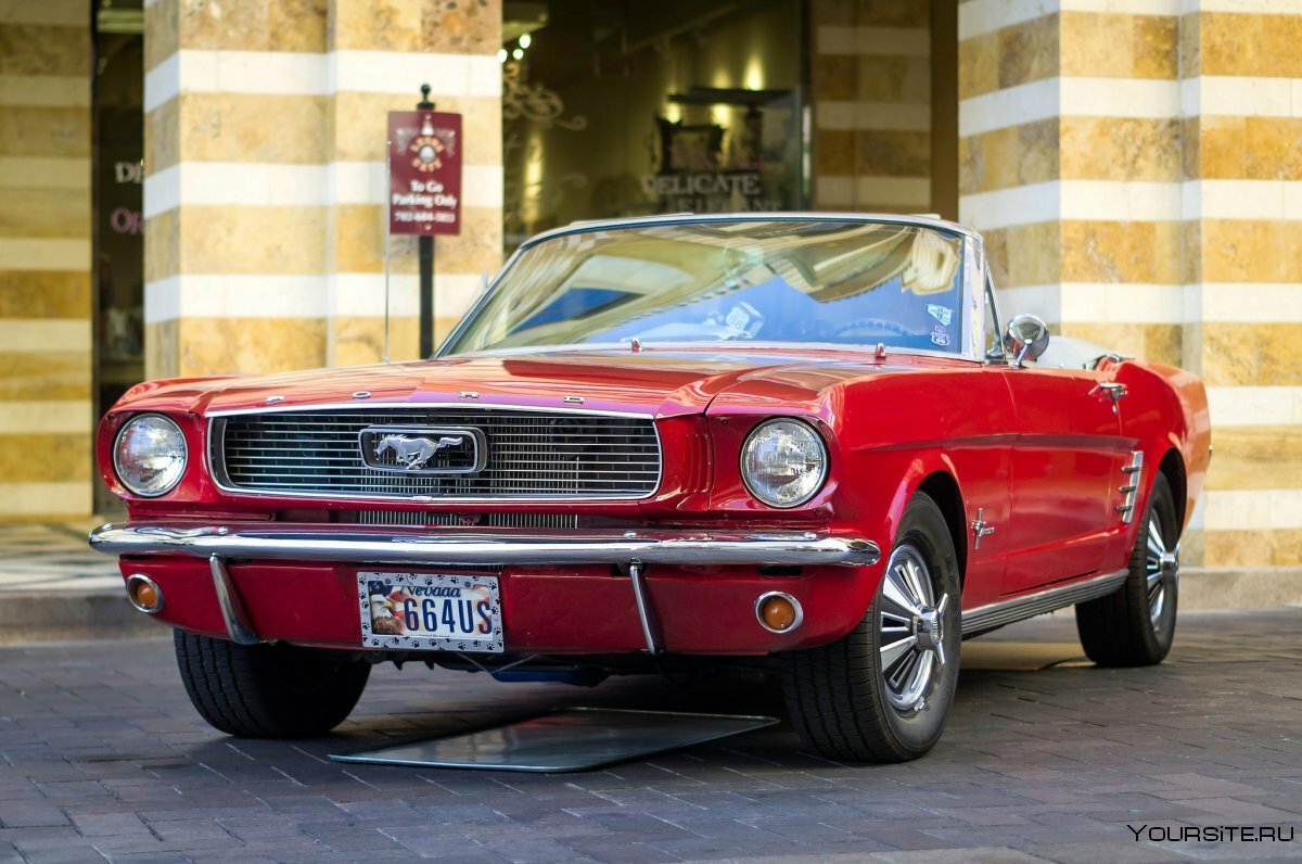 Красный Ford Mustang 1966