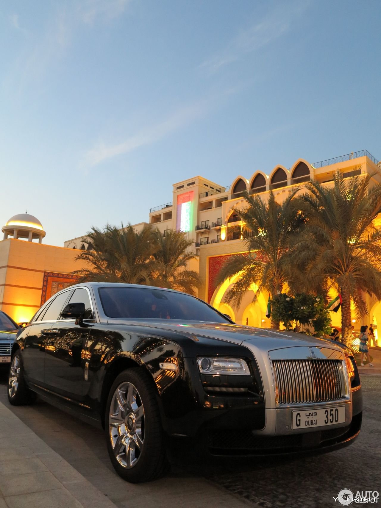 Дубайские машины. Роллс Ройс в Дубае. Rolls Royce Ghost и ОАЭ. Роллс Ройс Король Дубая. Роллс Ройс купе в ОАЭ.
