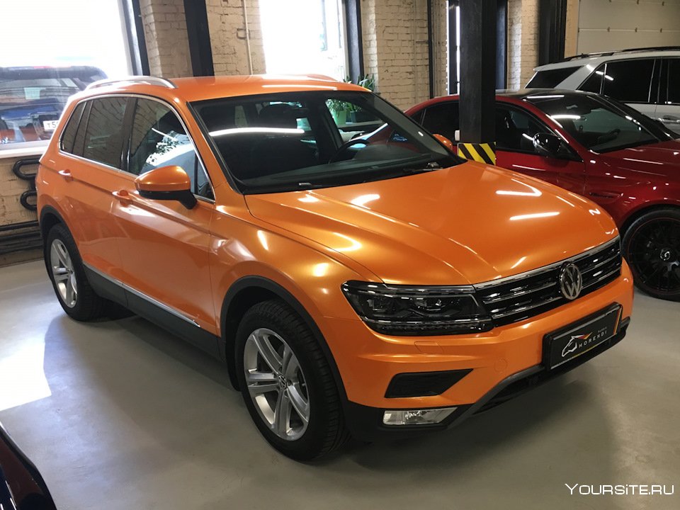 Volkswagen Tiguan 2021 оранжевый