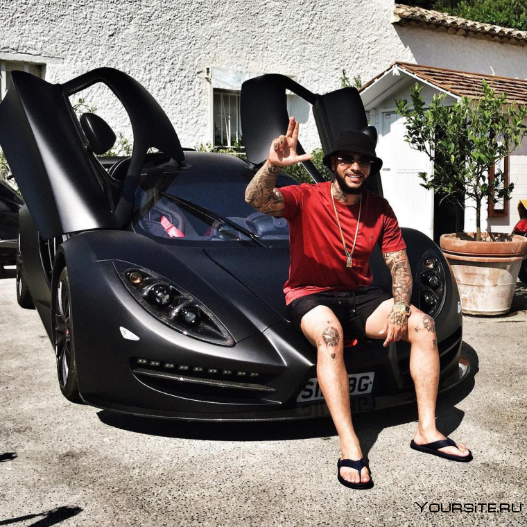 Эдисон перец около машины