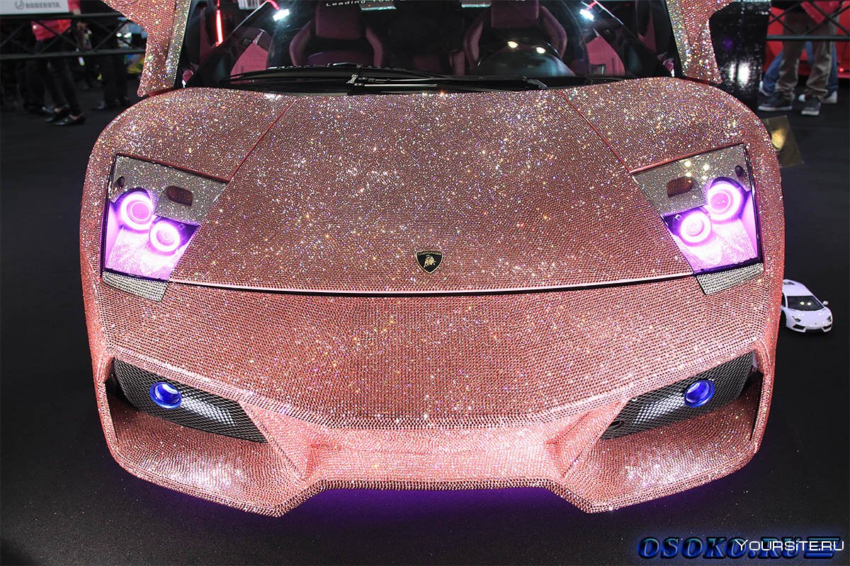 Розовый блестящий автомобиль
