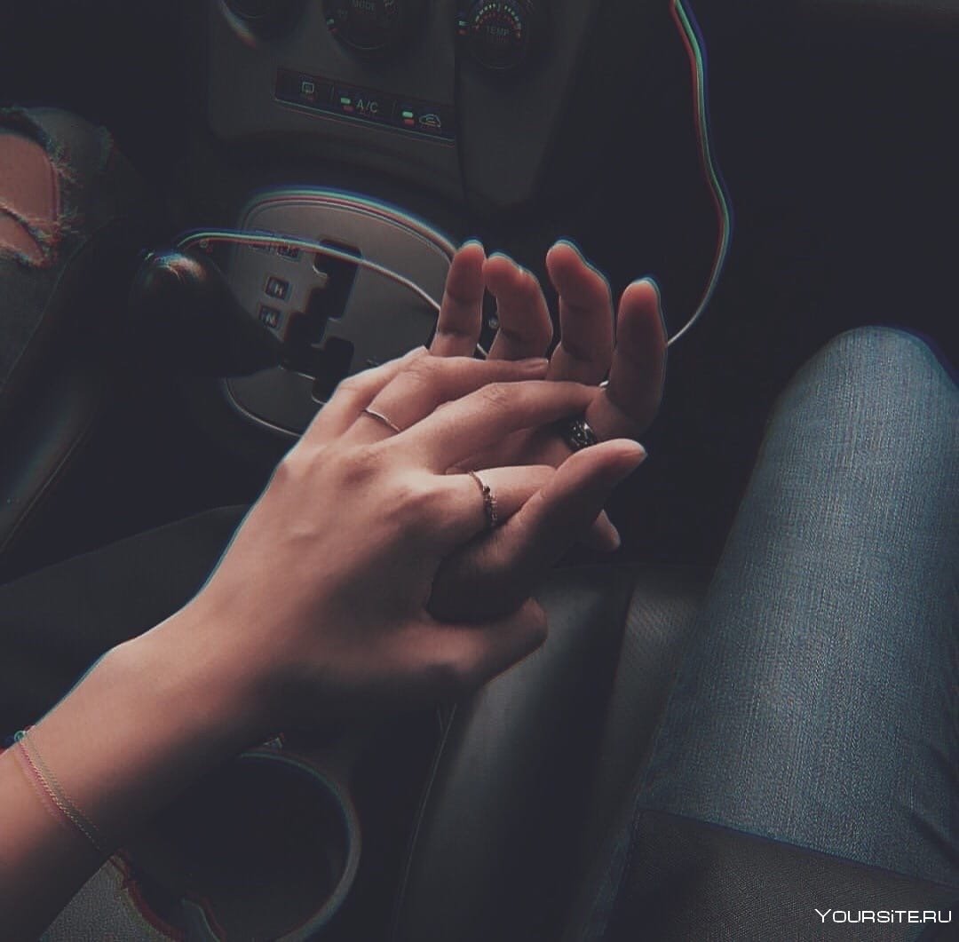 Руки пары в машине