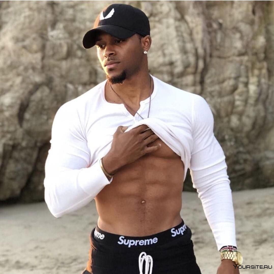 Смуглый накаченный парень