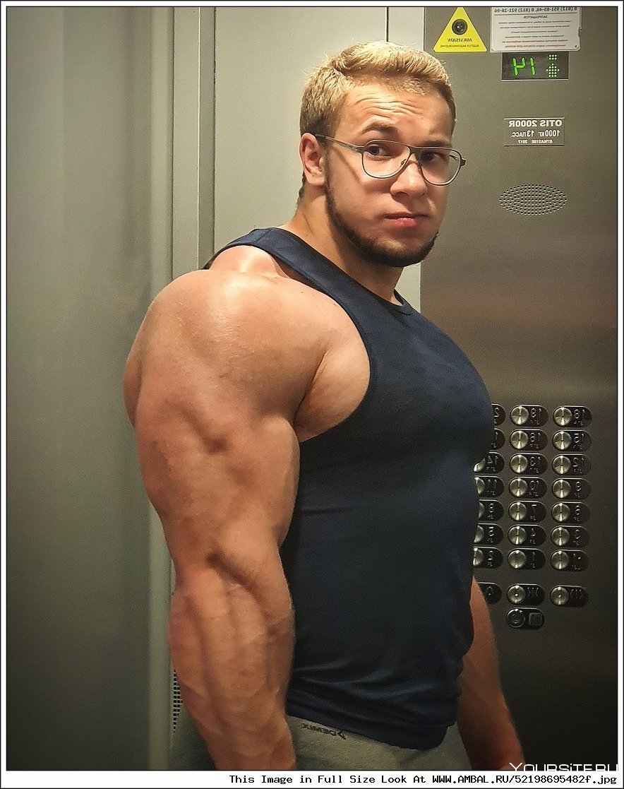 Бодибилдер Виталий Угольников
