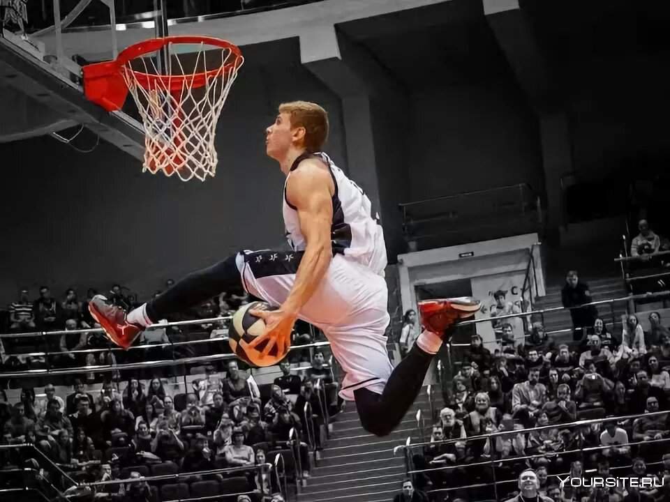 Фото баскетболиста в прыжке с мячом