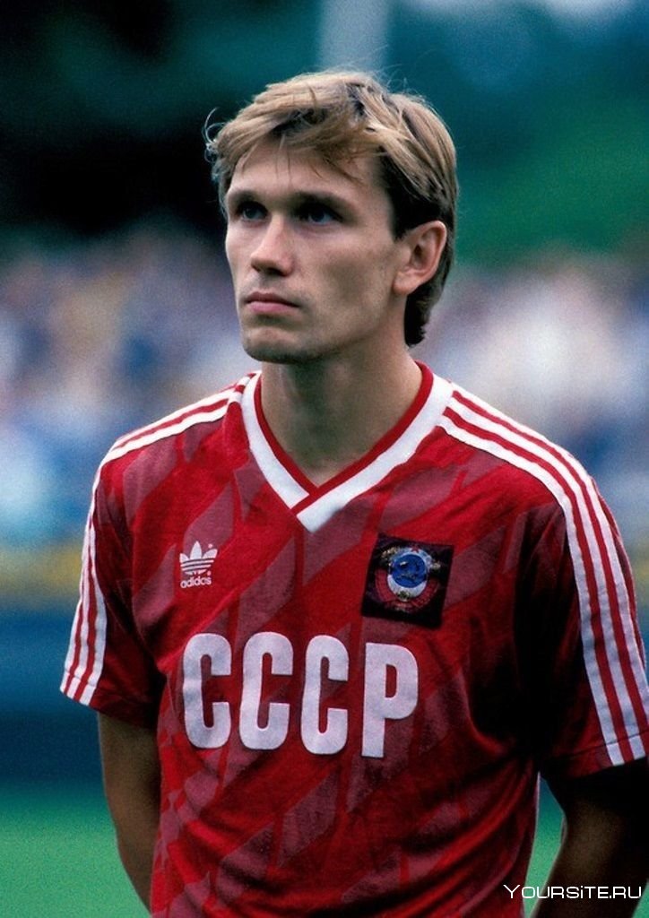 Слава Метревели футболист