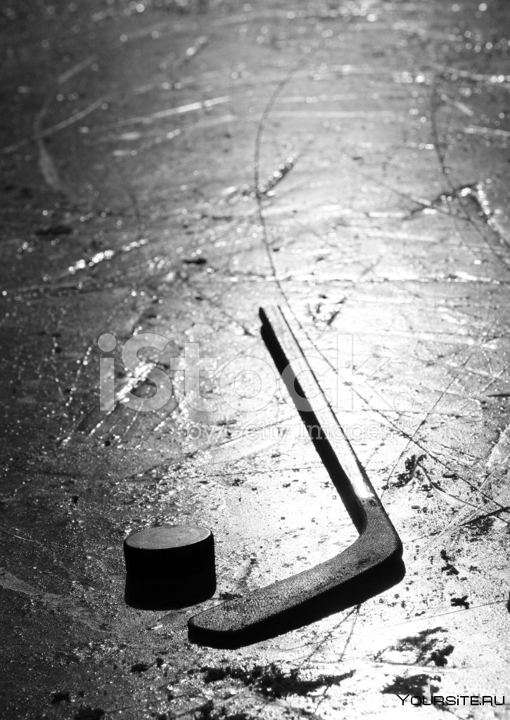Хоккейная шайба на черном фоне