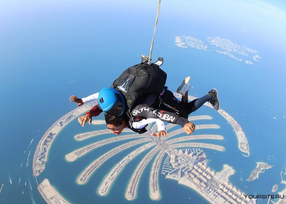 Прыжок с парашютом в Дубае над пальмой