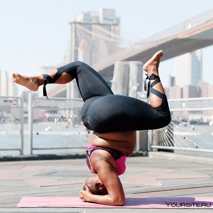 Толстая на йоге