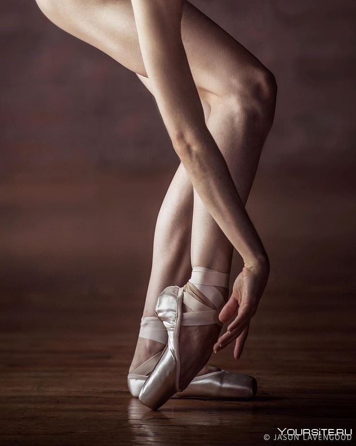 Ноги балерины в пуантах