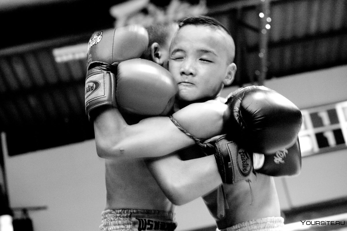 Ребенок в боксерских перчатках