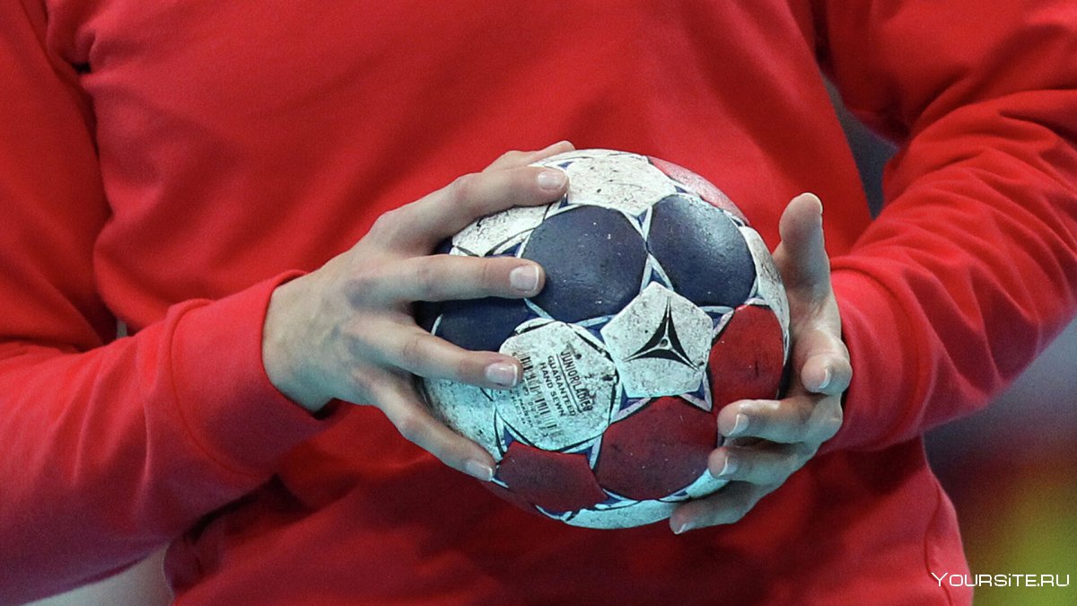 Гандбольный мяч в руке