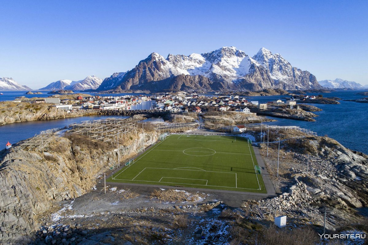 Лофотенские острова Норвегия футбольное поле