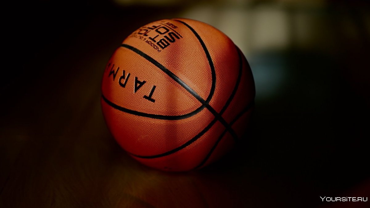 Баскетбольный мяч на паркете