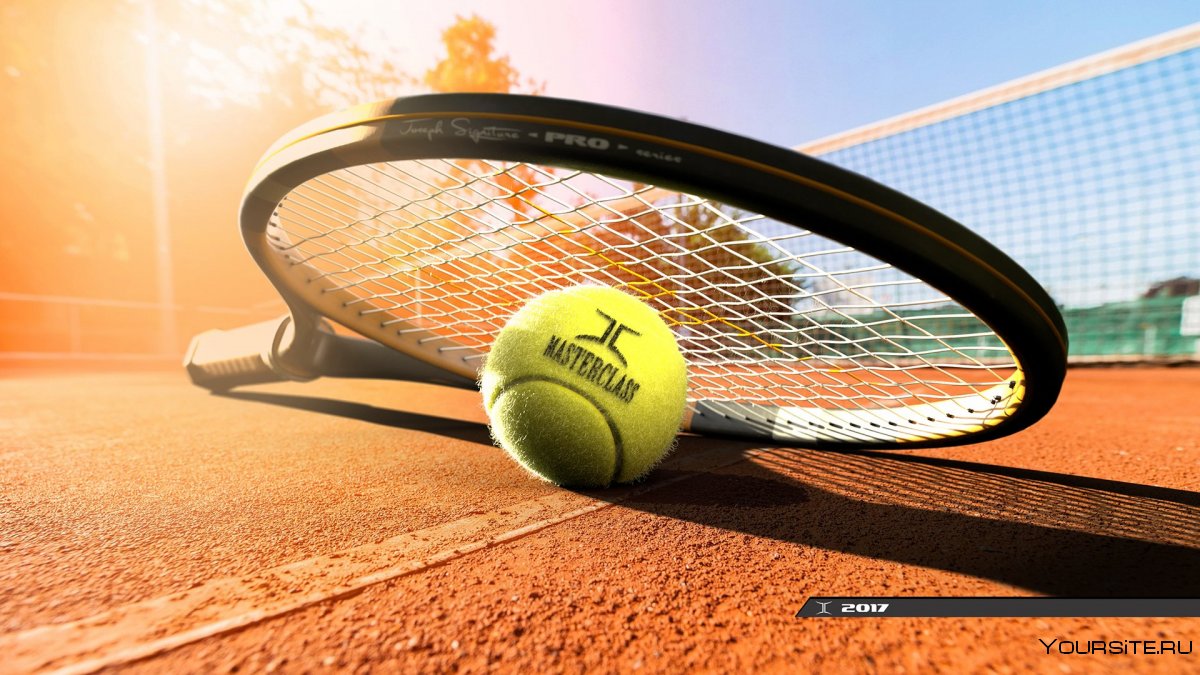 Теннисная ракетка и мяч на корте
