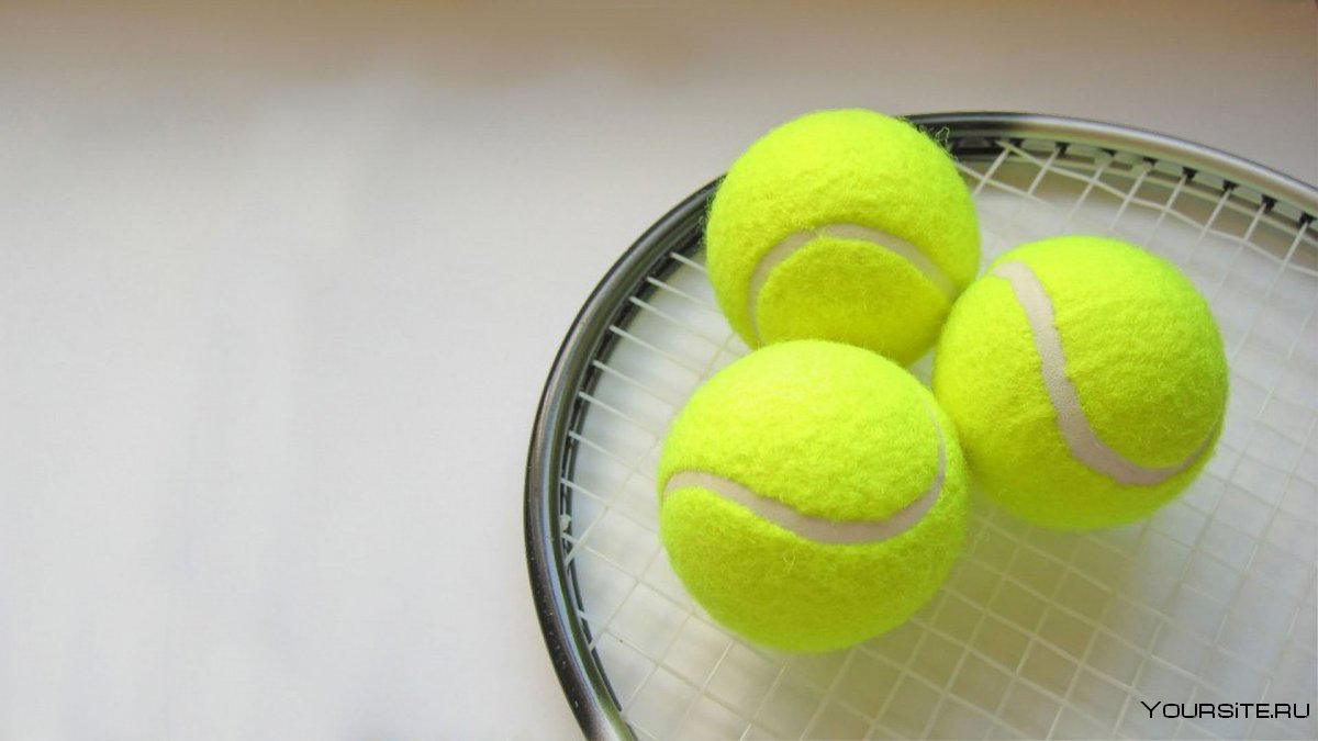 Теннисные мячики на фоне корта