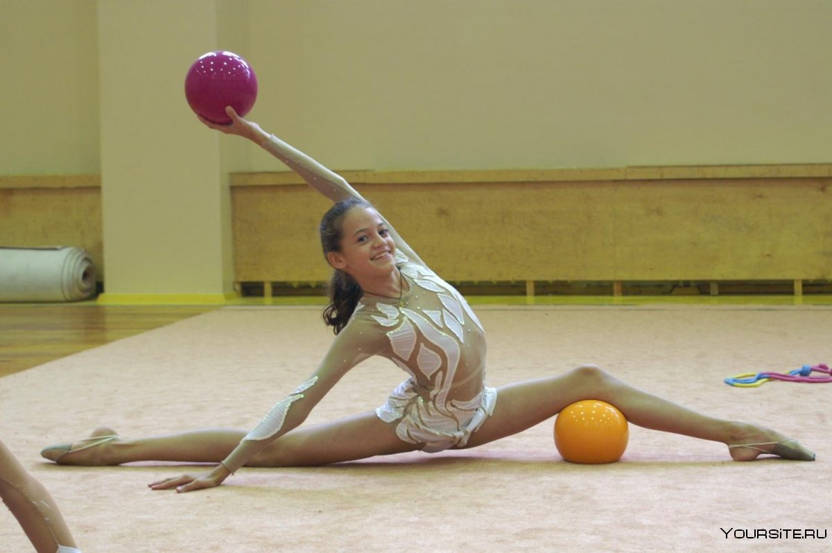 Элементы с мячом в художественной гимнастике