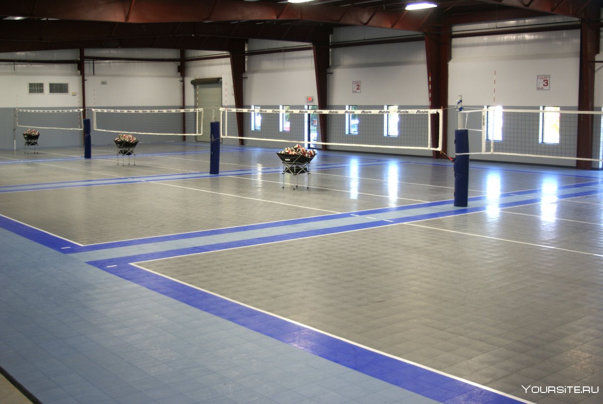 Волейбольный зал пустой