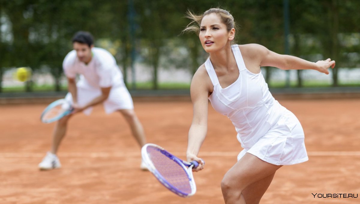 Женщины играющие в теннис