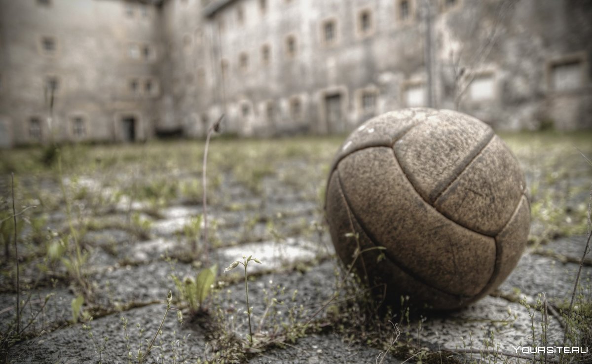 Футбольный мяч во дворе