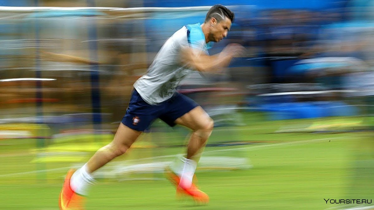 Футболист бежит Кристиано Роналдо