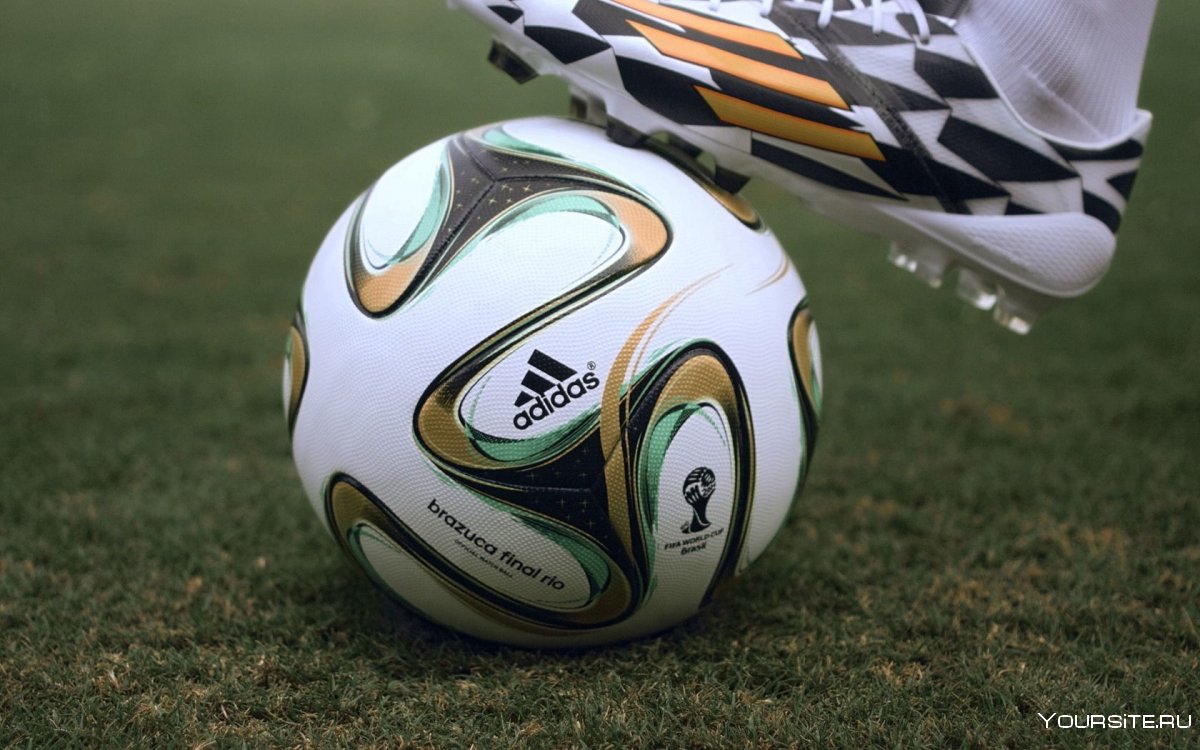 Футбольный мяч adidas Brazuca