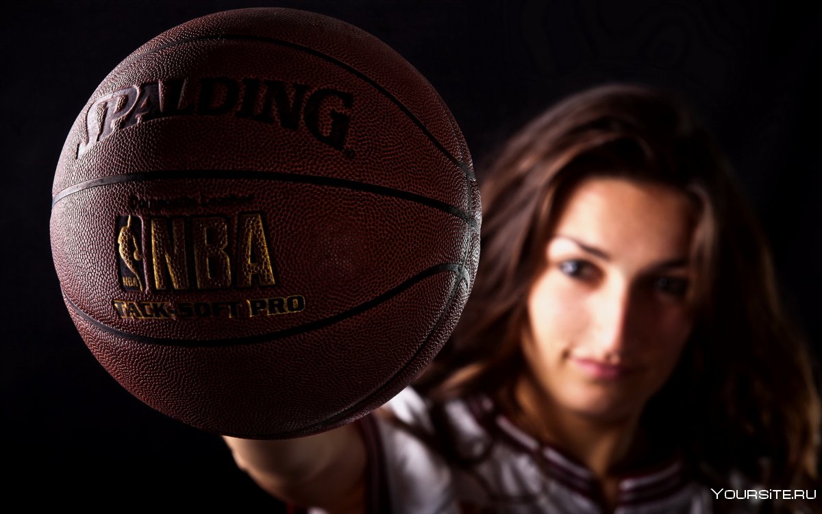 Девушка с баскетбольным мячом