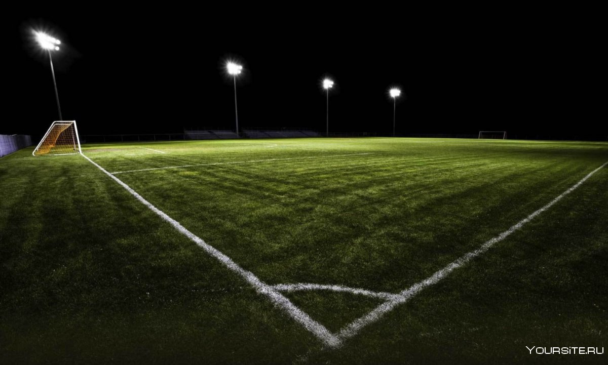 Футбольное поле ночью