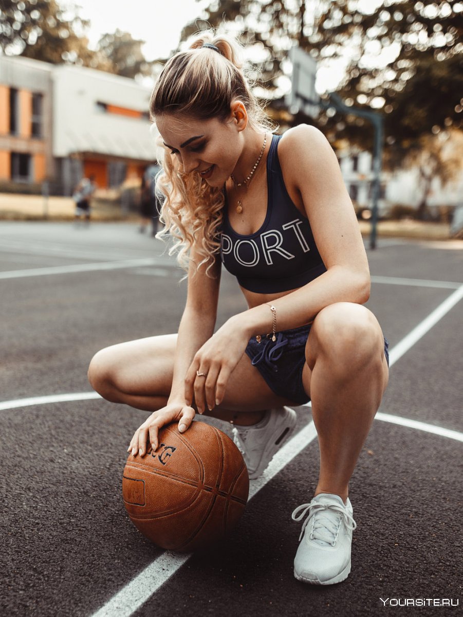 Дарья Киреева с баскетбольным мячом