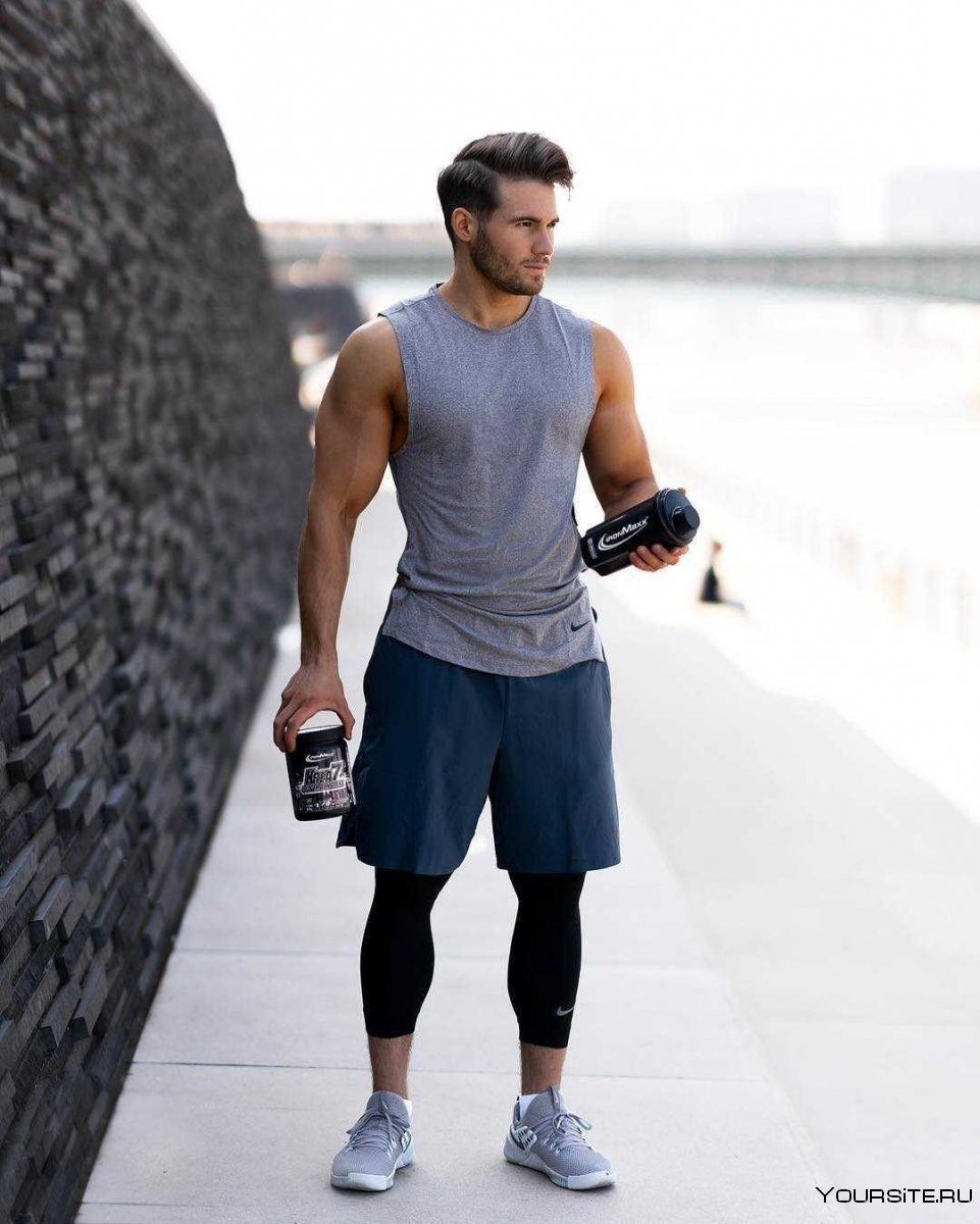 Мужчина в спортивном костюме