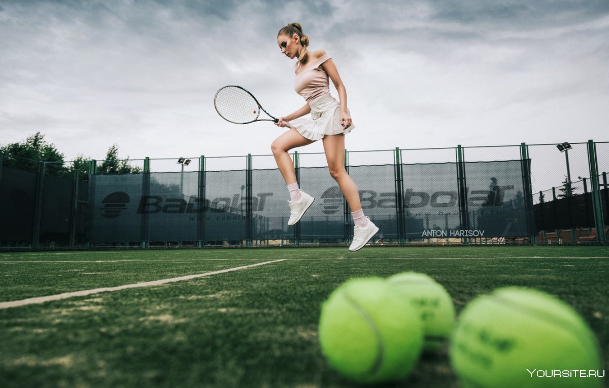 Девушка и большой тенни