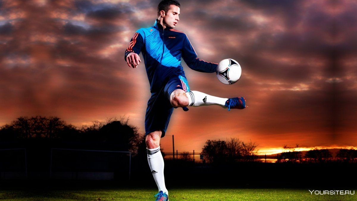 Футболист с мячом