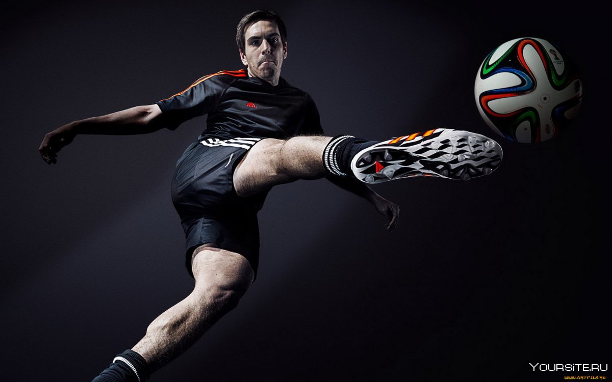 Футболист бьет мяч