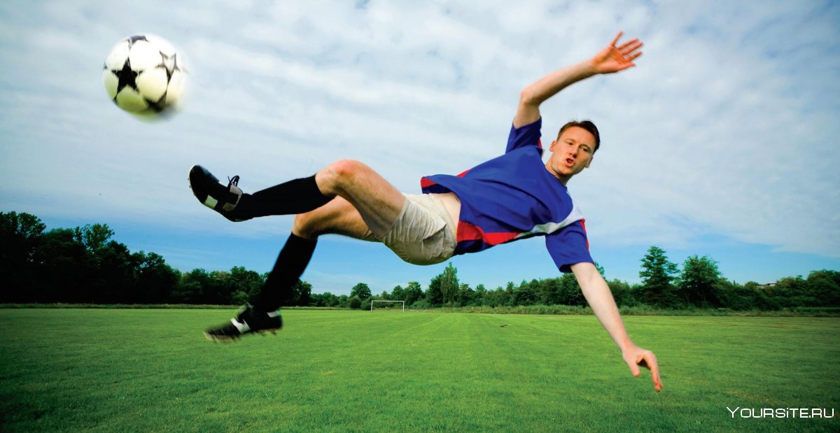 Человек с футбольным мячом