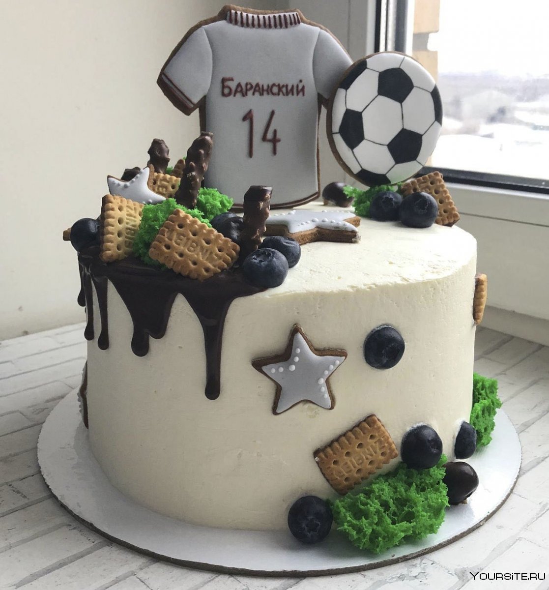 Двухярусный торт в виде футбольного мяча