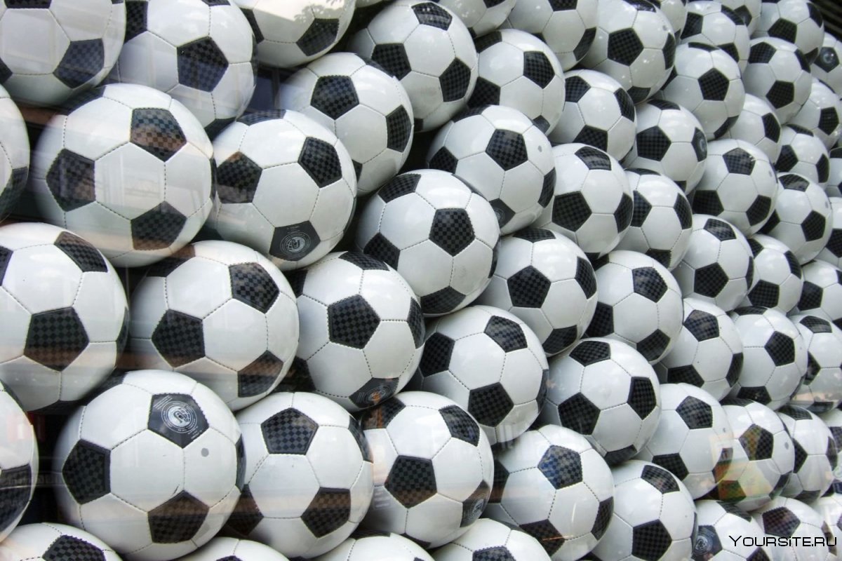 Много футбольных мячей
