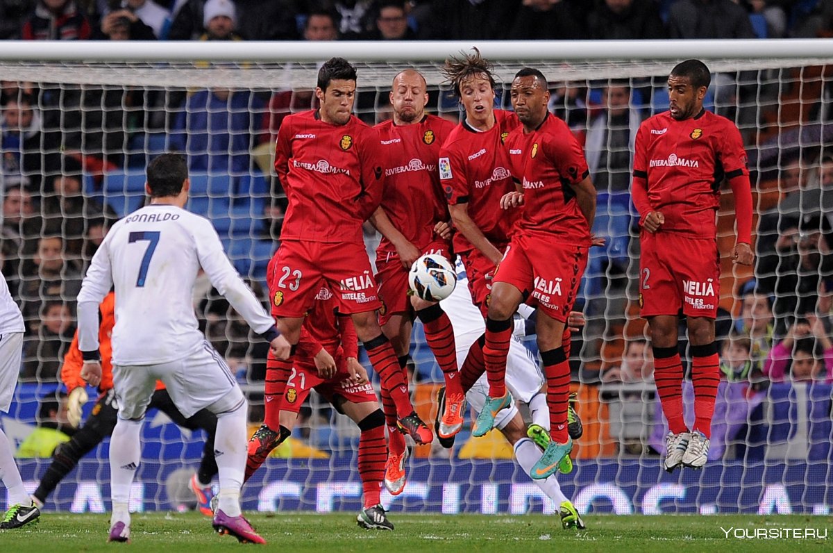 Футболисты на штрафном