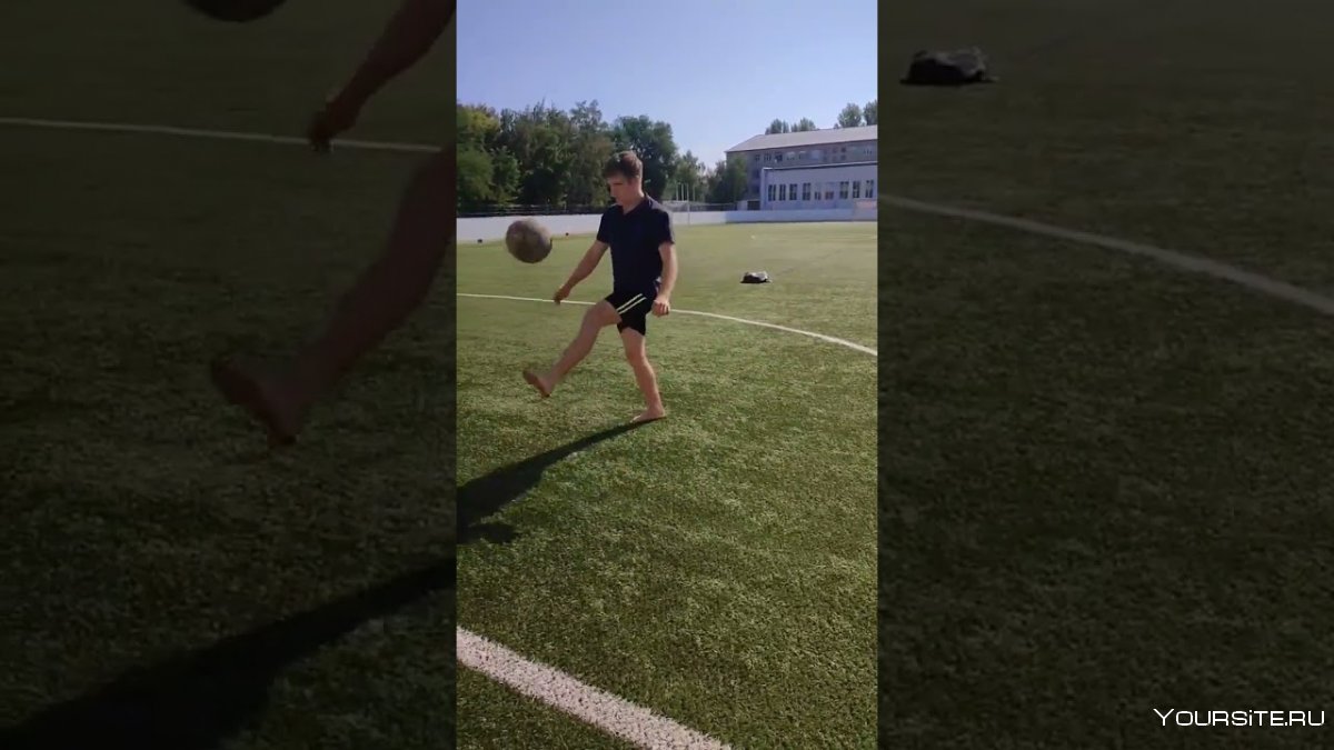 Футболист пинает мяч