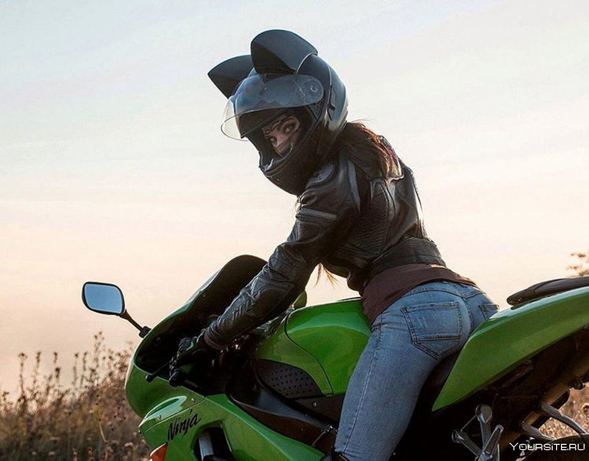 Девушка на мотоцикле со спины