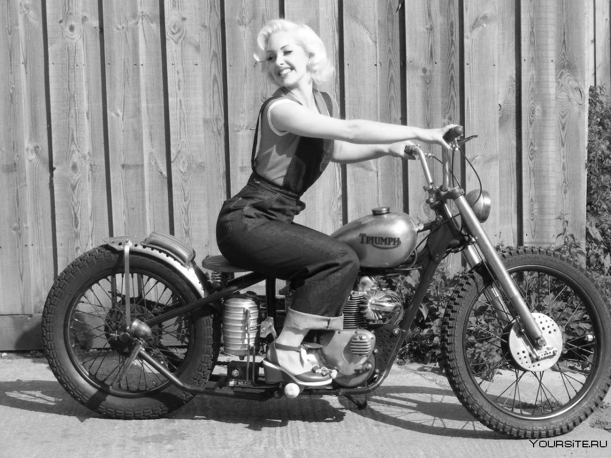 Мотоцикл Триумф боббер девушка