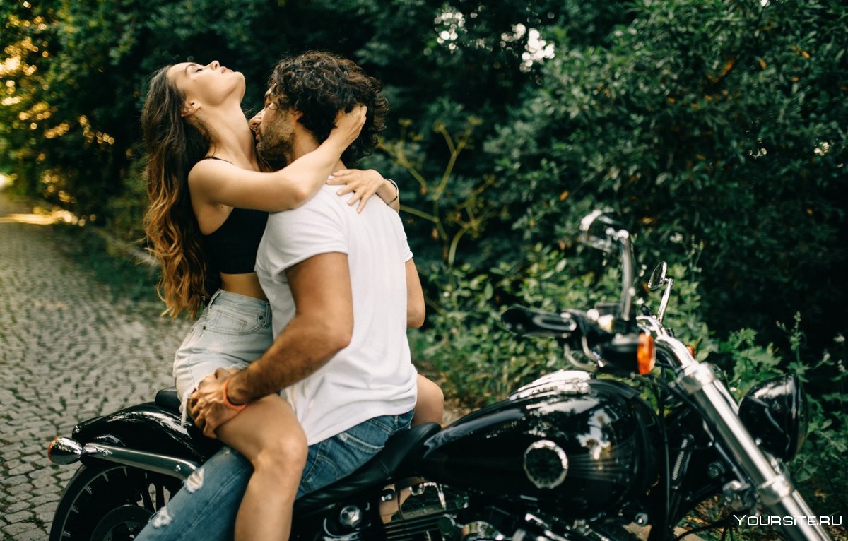 Байкер с девушкой на мотоцикле