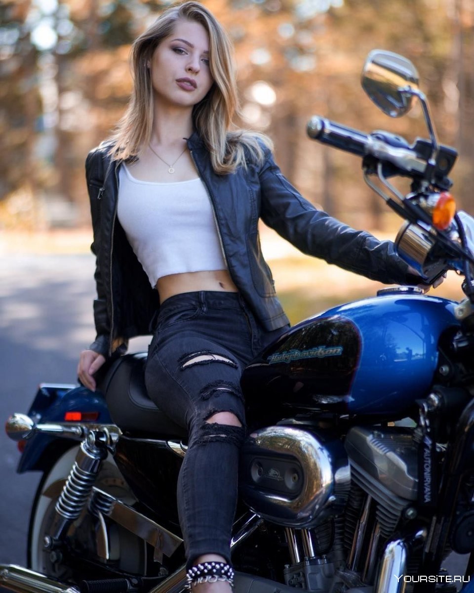 Миранда Керр на мотоцикле